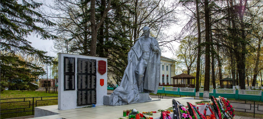 Братская могила советских воинов