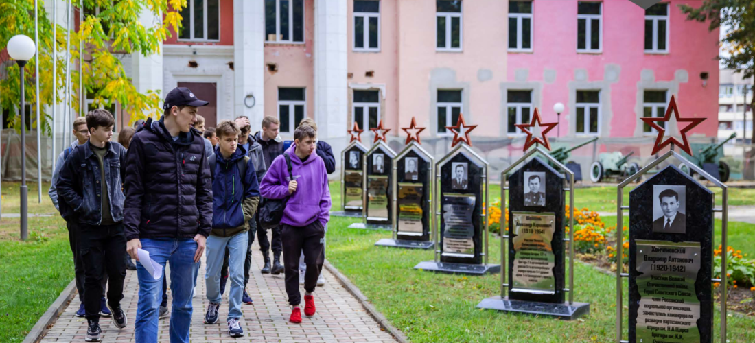 У Музея боевого содружества. Аллея Славы