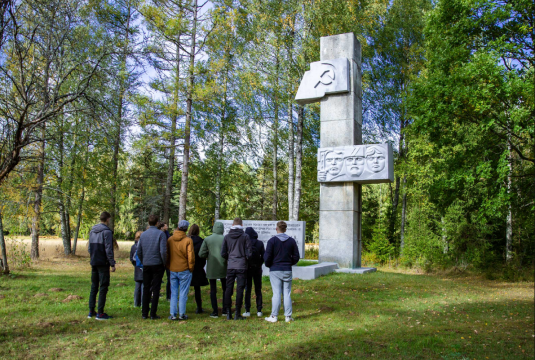 У монумента партизанам бригады имени Рокоссовского