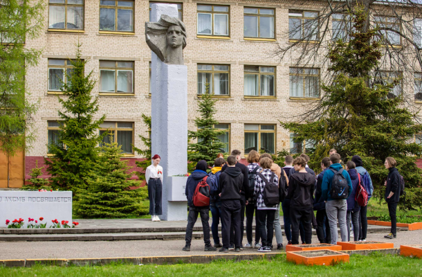 У памятника Лилии Костецкой